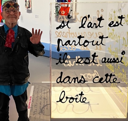 Fernando Arrabal lors de l’exposition «Tous Léger» au Musée du Luxembourg, devant «Si l’art est partout il est aussi dans cette boîte» de Ben.