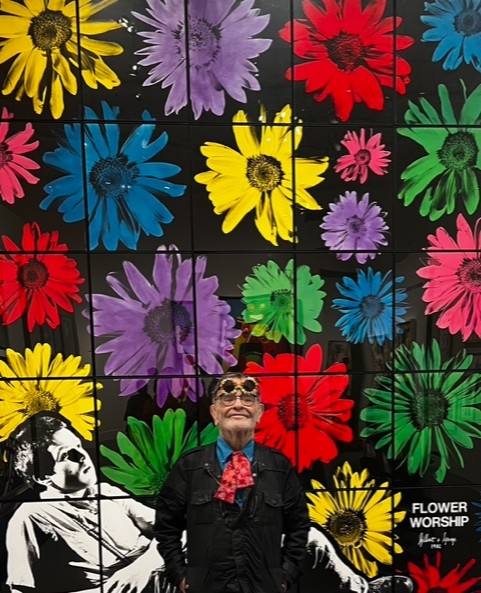 Fernando Arrabal lors de l’exposition «Tous Léger» au Musée du Luxembourg, devant «Flower worship» de Gilbert et Georges.