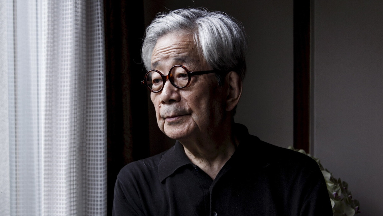 Kenzaburô Oé, écrivain japonais, debut près d'une fenêtre.