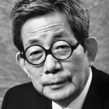 Portrait en noir et blanc de Kenzaburô Oé, écrivain japonais, prix Nobel de littérature.
