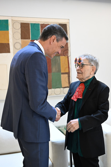 Le président Pedro Sánchez reçoit le dramaturge Fernando Arrabal au palais de la Moncloa, les deux hommes se serrent la main.