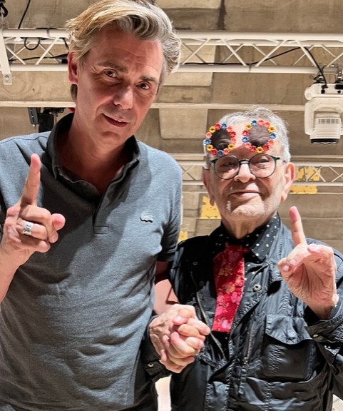 Fernando Arrabal et Emmanuel Demarcy-Mota côte à côte, il se tiennent la main et lève un doigt