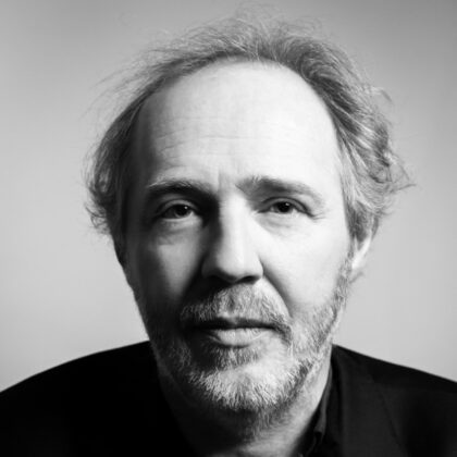 Portrait en noir et blanc de Arnaud Desplechin.