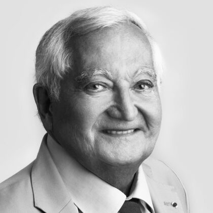 Portrait en noir et blanc de Bernard Attali