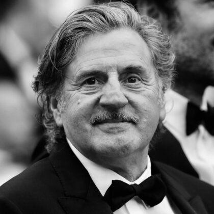 Portrait de Daniel Auteuil en noir et blanc, il est au festival de Cannes et porte un smoking.