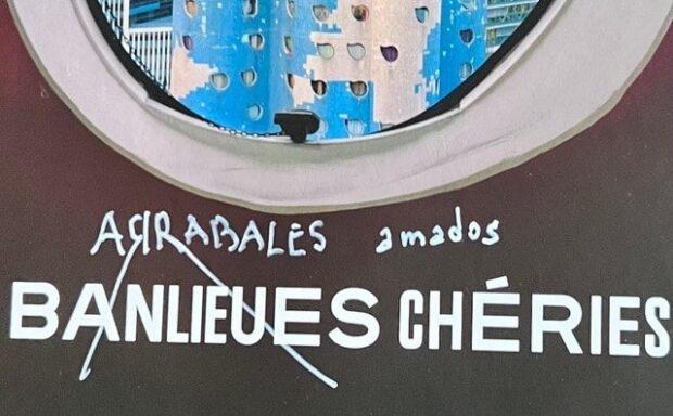 Détail de l'affiche de l’exposition «Banlieues chéries» au Musée national de l’histoire de l’immigration. Au-dessus du nom de l'exposition Fernando Arrabal a signé et on peut ligne en blanc "Arrabales amados".