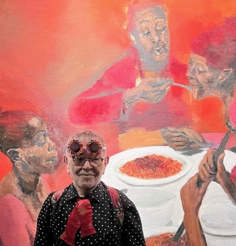 Fernando Arrabal visite l’exposition « Les Sept Sens Célestes » à l’Hôtel de la Marine ; il pose devant « From A Rhyme To A Reason » de Lynette Yiadom-Boakye.