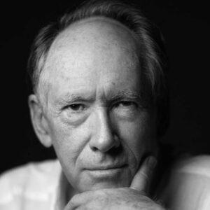 Photo en noir et blanc de Ian McEwan