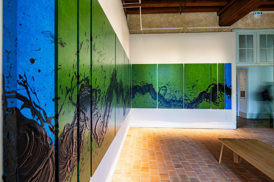 Fresque de Fabienne Verdier intitulée « Cabriolant dans l’herbe », exposition « Poétique de la ligne » au Domaine de Chaumont-sur-Loire.