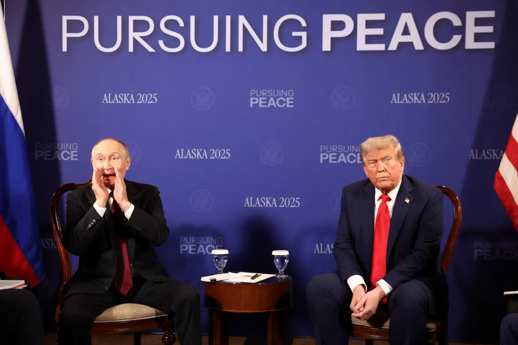 Vladimir Poutine et Donald Trump lors de la conférence de presse à Anchorage, en Alaska, aux États-Unis, le 15 août 2025.