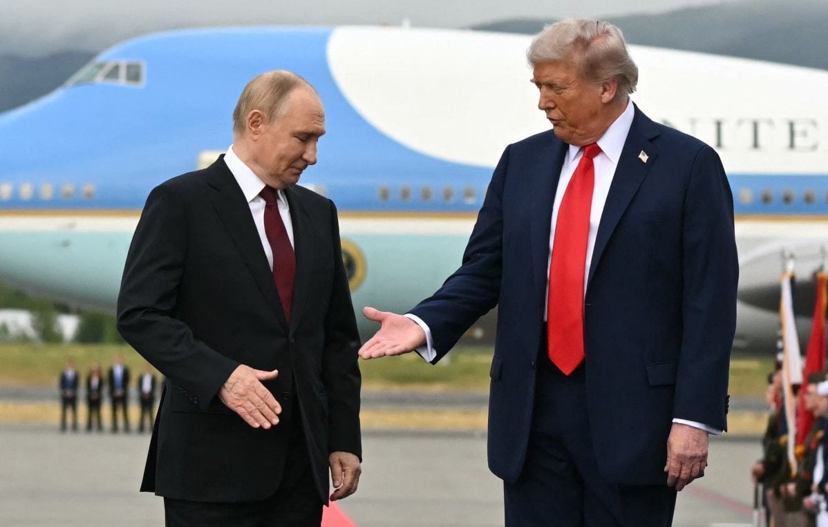 Le président des États-Unis, Donald Trump, reçoit son homologue russe, Vladimir Poutine, sur la base américaine d’Anchorage, en Alaska. Ils se serrent la main au pied de l'avion sur un tapis rouge.