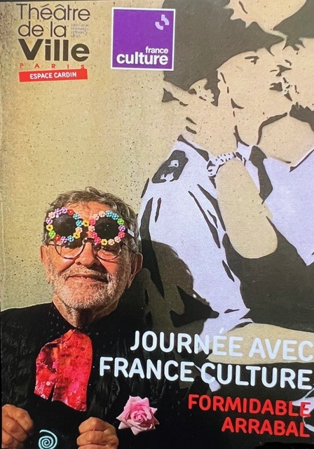 Affiche de France Culture et du Théâtre de la Ville-Espace Cardin annonçant une journée dédiée à Fernando Arrabal, intitulée « Formidable Arrabal ». On y aperçoit Fernando Arrabal debout devant un mur sur lequel figure un graffiti représentant deux policiers en uniforme qui s'embrassent sur la bouche.