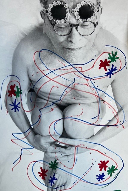 Fernando Arrabal, photographié en noir et blanc par Juan Barte, apparaît replié sur lui-même et nu, avec des ajouts au feutre du poète et dramaturge.