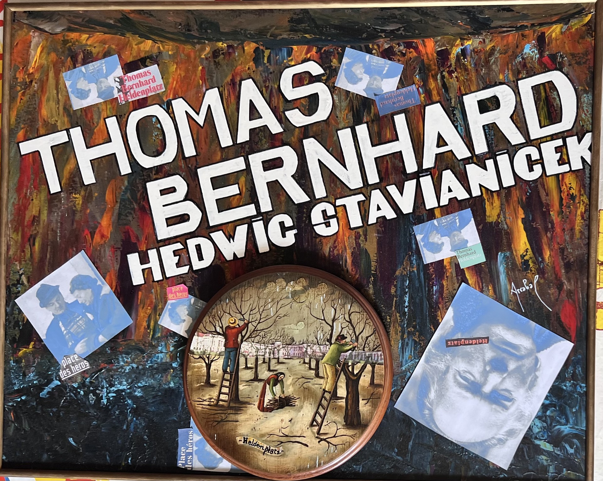 Un tableau de Fernando Arrabal, qui mêle peinture et collages, rend hommages à Thomas Bernhard.