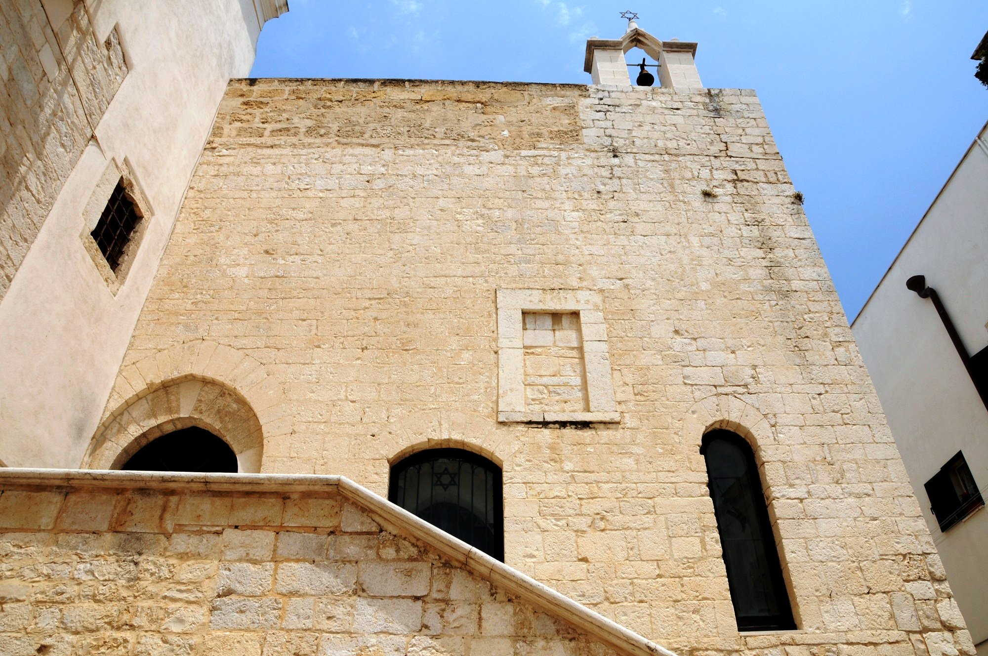 La synagogue Scolanova à Trani, batiment en pierre de style sobre.