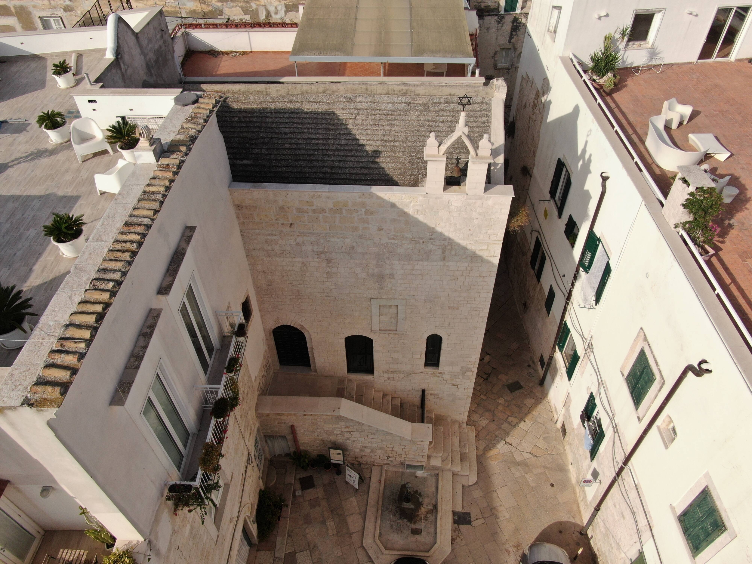 Vue aérienne de La synagogue Scolanova à Trani.