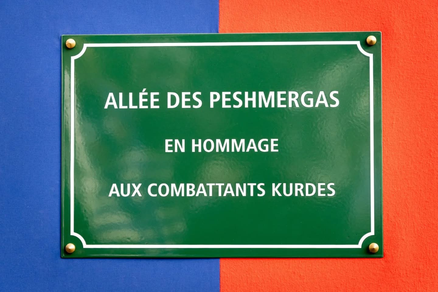 Une plaque où l'on peut lire : Allée des Peshmergas, en hommage aux combattants kurdes.