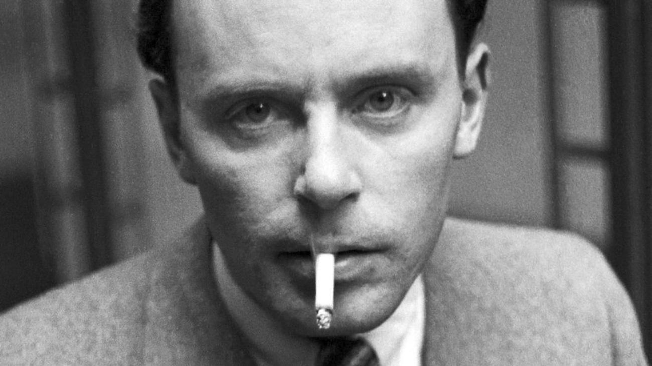 Photo noir et blanc où Klaus Mann fume une cigarette.