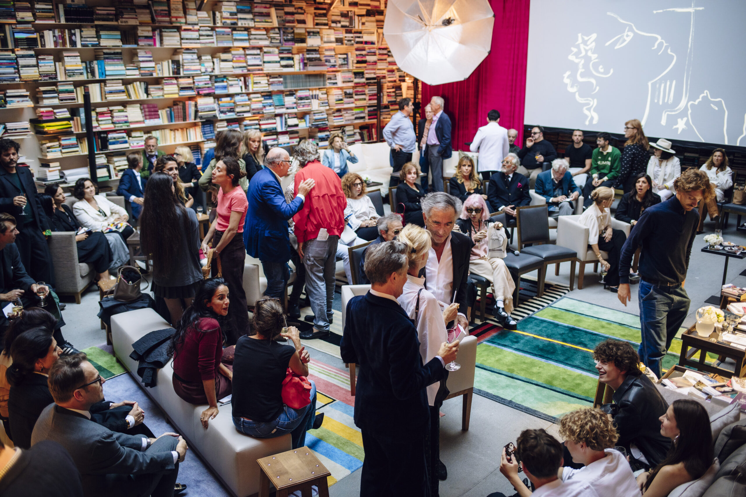 Salon de lecture Arielle Dombasle au 7L, les invités conversent entre eux.