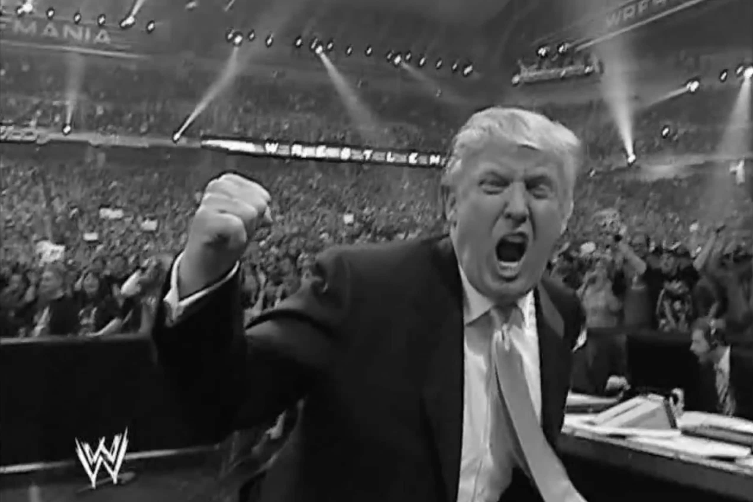 Donald Trump serre le point devant un ring lors d'un match de catch aux Etats-Unis.