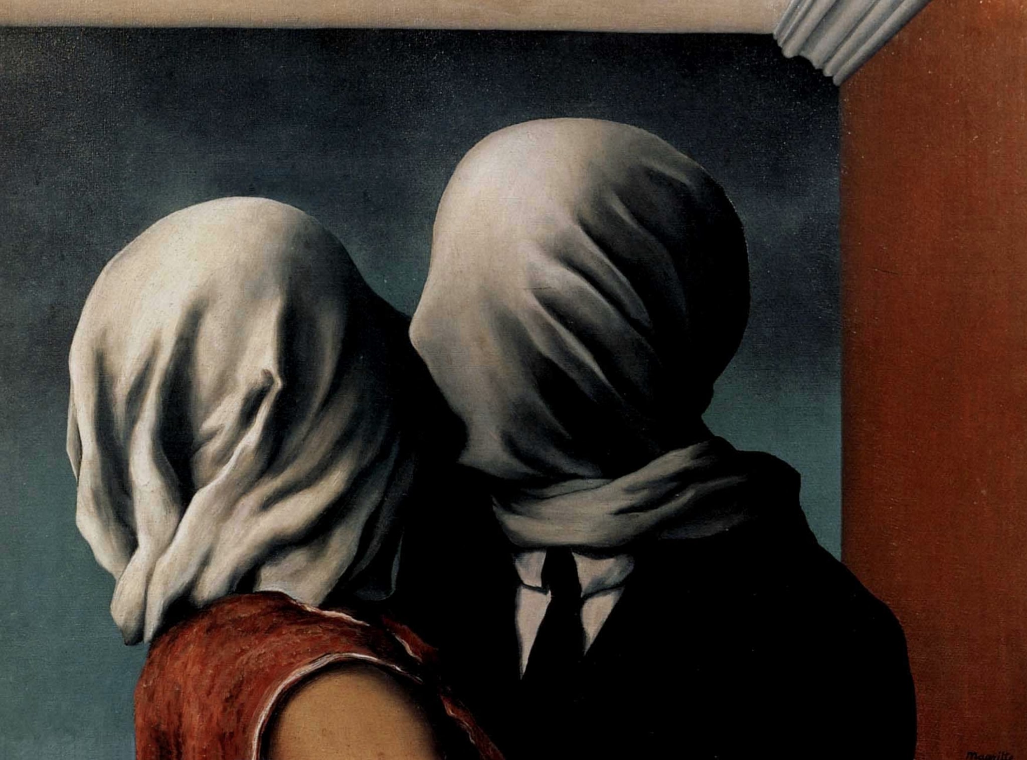 Dans « Les Amants I », René Magritte peint à l’huile sur toile un couple s’embrassant, les visages entièrement recouverts d’un tissu blanc.
