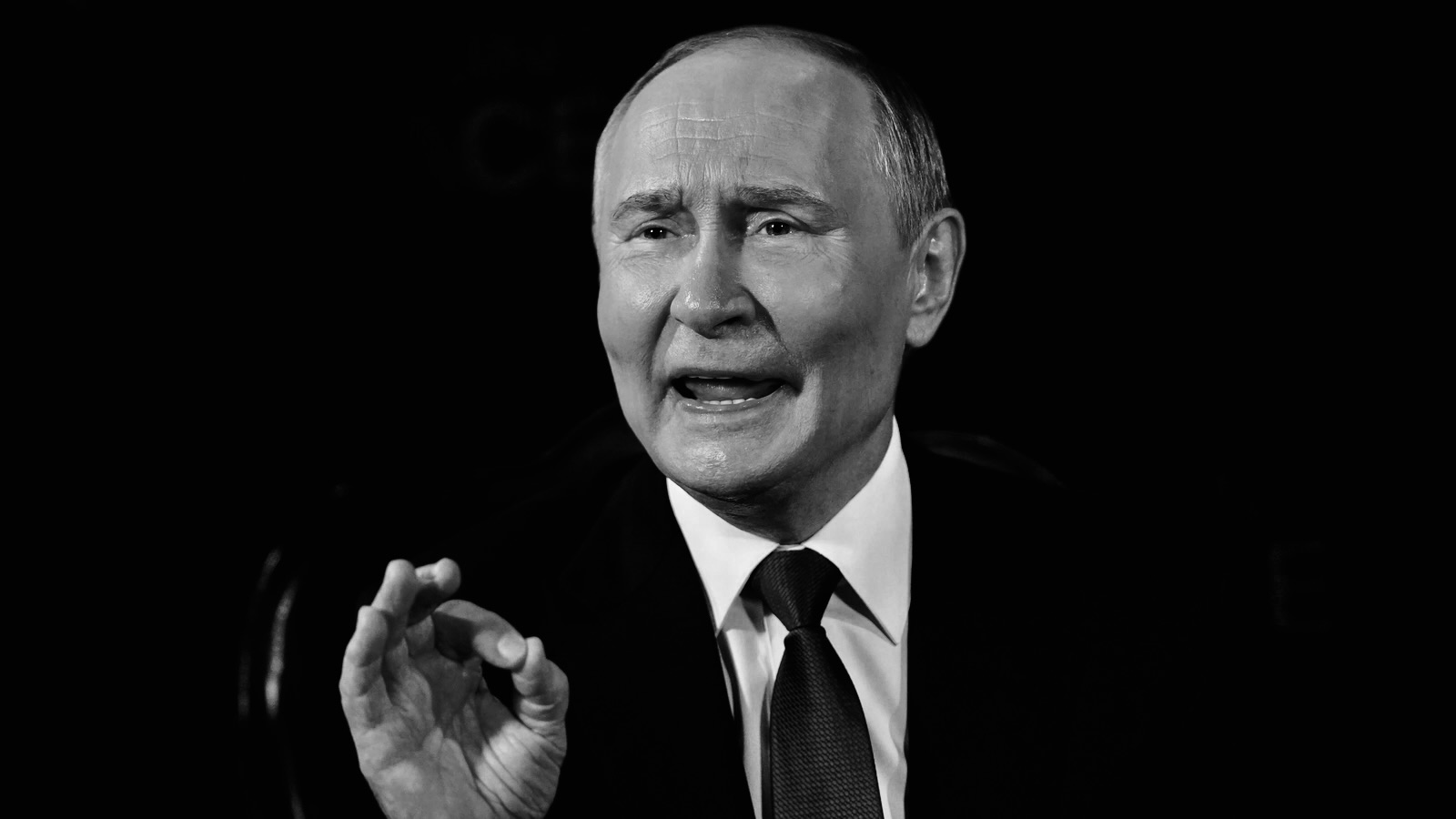Photo en noir et blanc du président russe Vladimir Poutine en train de parler lors de sa rencontre avec le président Donald Trump, vendredi 15 août 2025, à la base militaire conjointe Elmendorf-Richardson, en Alaska.