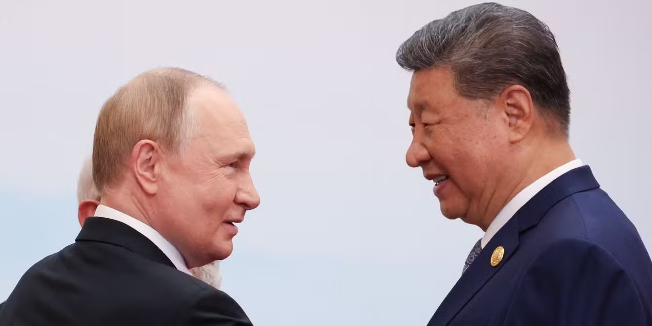 Le président russe, Vladimir Poutine, et le président chinois, Xi Jinping sont face à face, ils se parlent.