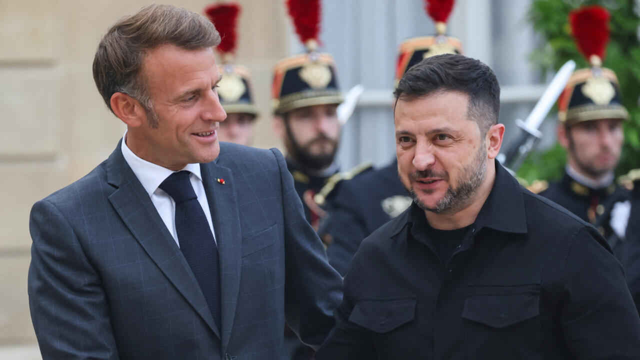 Le Président français Emmanuel Macron et le Président ukrainien Volodymyr Zelensky dans la cours de l'Elysée