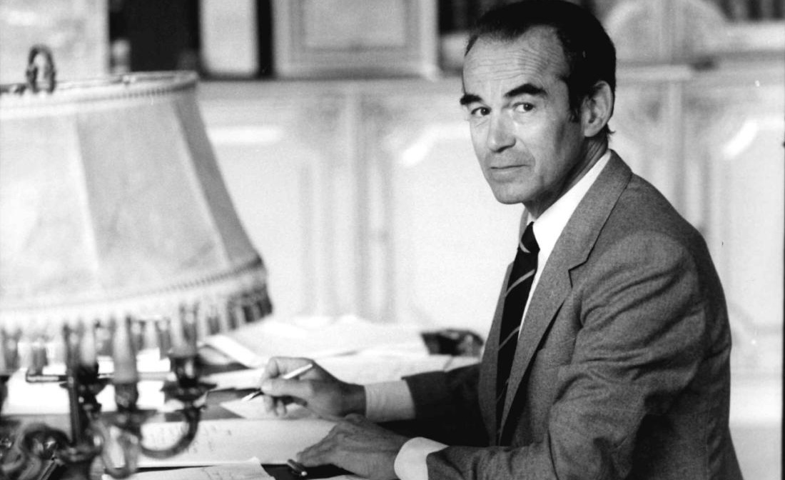Portrait de Robert Badinter, garde des Sceaux, à son bureau de la place Vendôme.