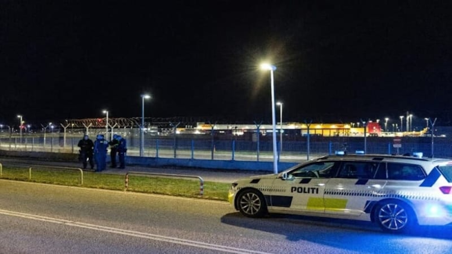 Des policiers à l'extérieur de l'aéroport de Copenhague, après un survol de drones, le 22 septembre 2025 au Danemark.
