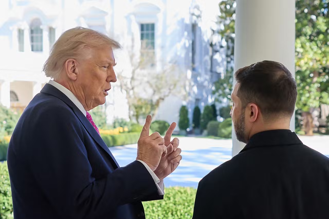 Donald Trump et le président ukrainien, Volodymyr Zelensky sur le perron de la Maison Blanche, Trump regarde Zelensky que l'on voit de dos.
