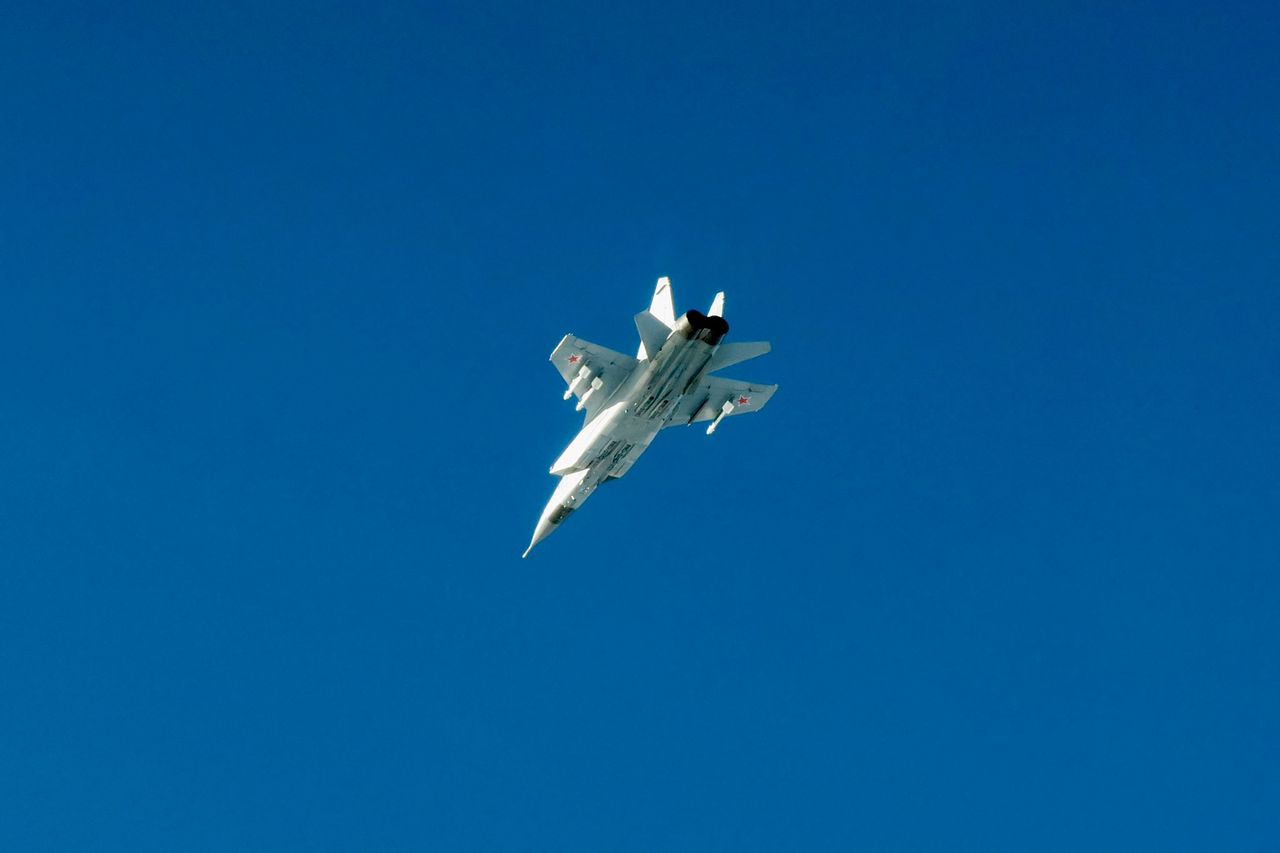 Un MiG-31 appartenant aux forces russes vol dans le ciel.