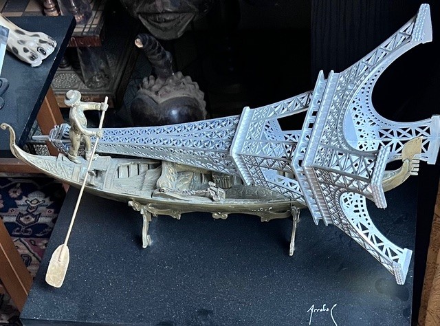 Hommage de l’exil espagnol à Paris par Fernando Arrabal, cette sculpture représente la tour Eiffel couchée sur une gondole.