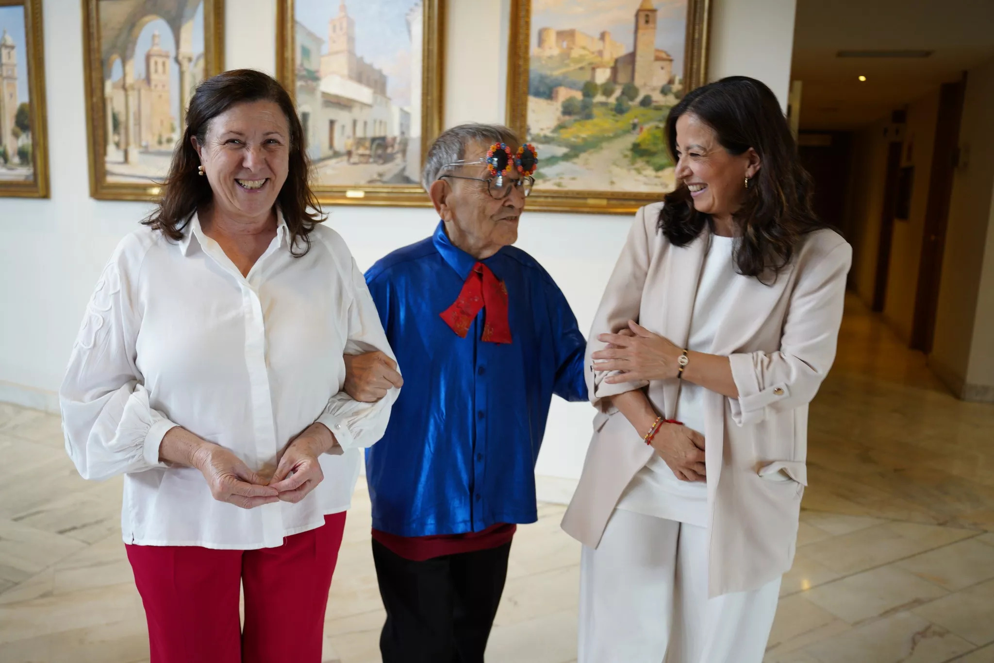 La mairesse de Don Benito, Elísabeth Medina, et la première adjointe au maire, María Fernanda Sánchez, avec l’écrivain Fernando Arrabal,