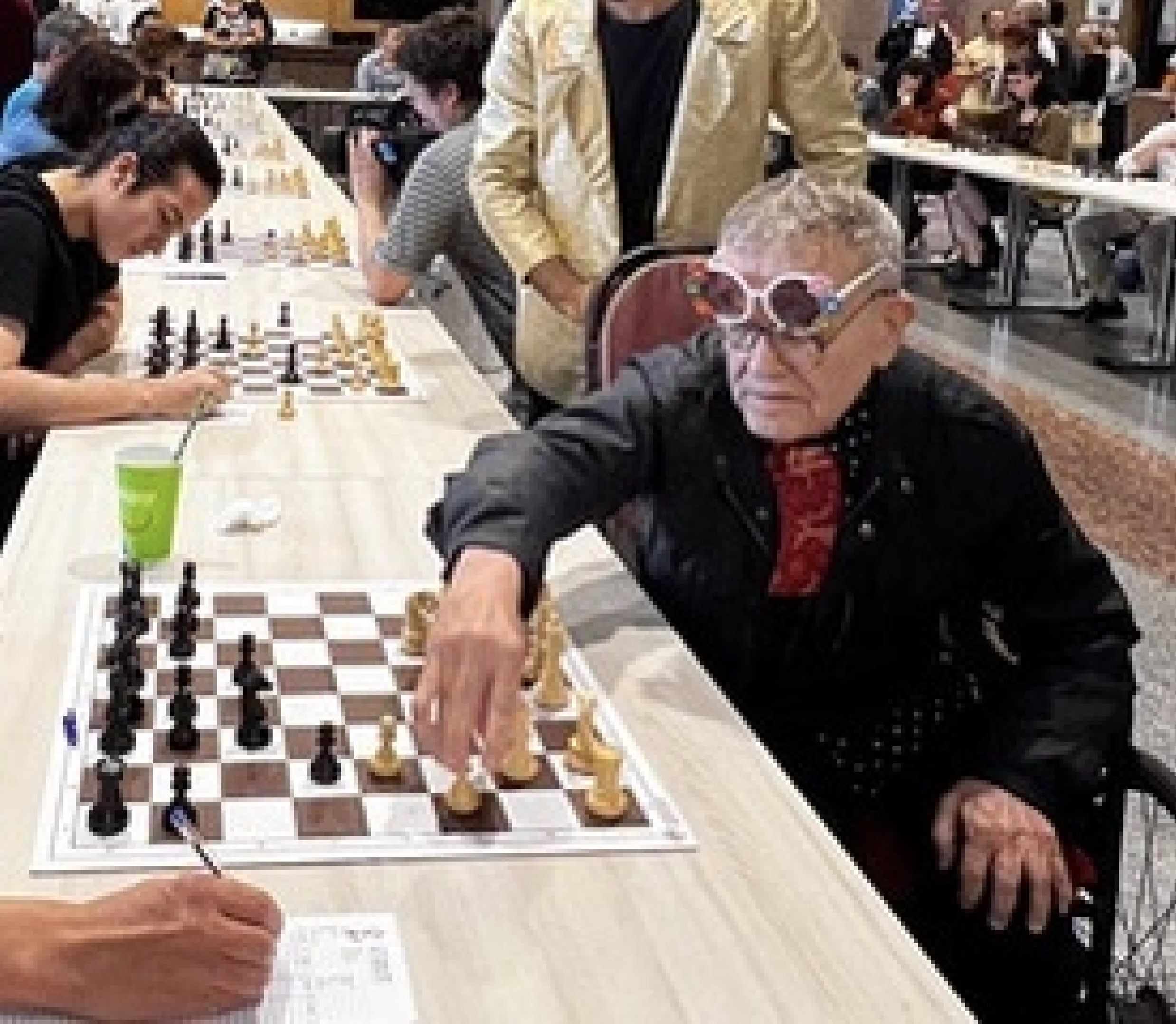 Fernando Arrabal joue aux échecs.