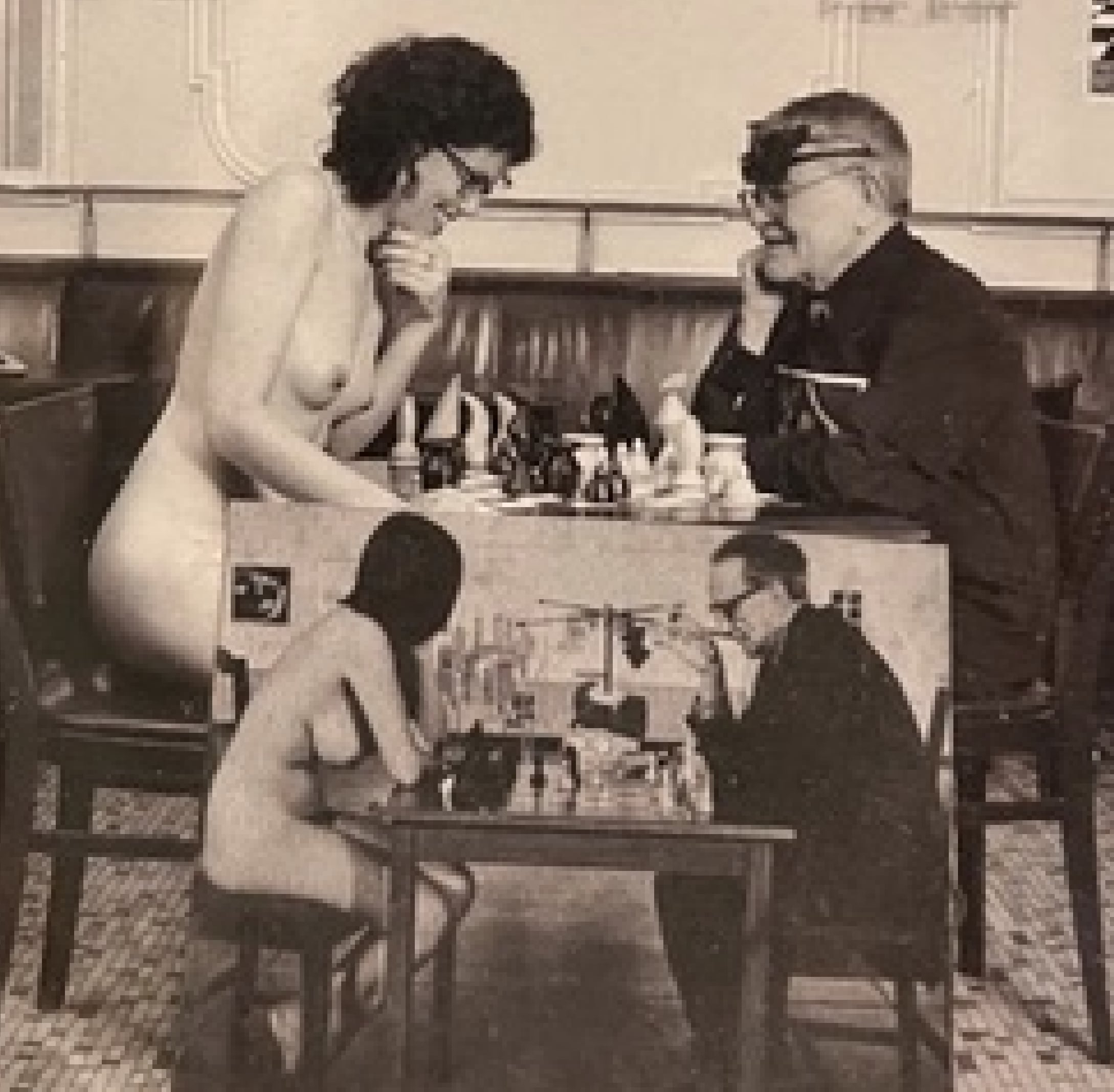 Photo en noir et blanc de Mathilde Reumaux et Fernando Arrabal jouent aux échecs, Mathilde Reumaux est nue, devant eux il y a une photo de Eve Babitz et Marcel Duchamp qui eux aussi jouent aux échecs.