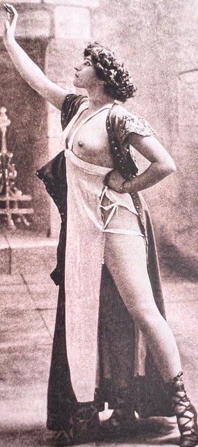 Portrait de Colette en noir et blanc, elle est debout, à demie nue.