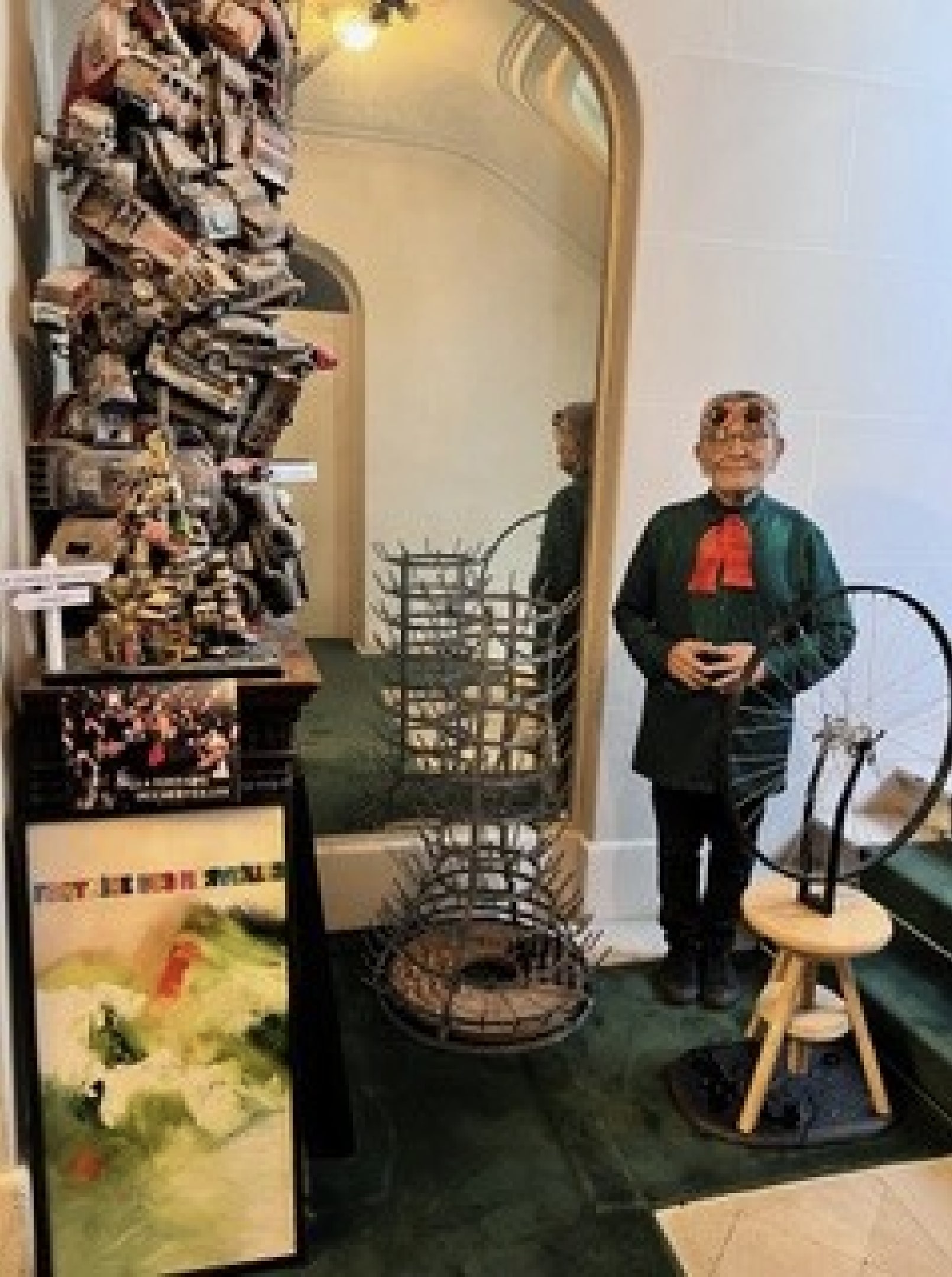 Fernando Arrabal pose avec des oeuvres de Marcel Duchamp dans un escalier.