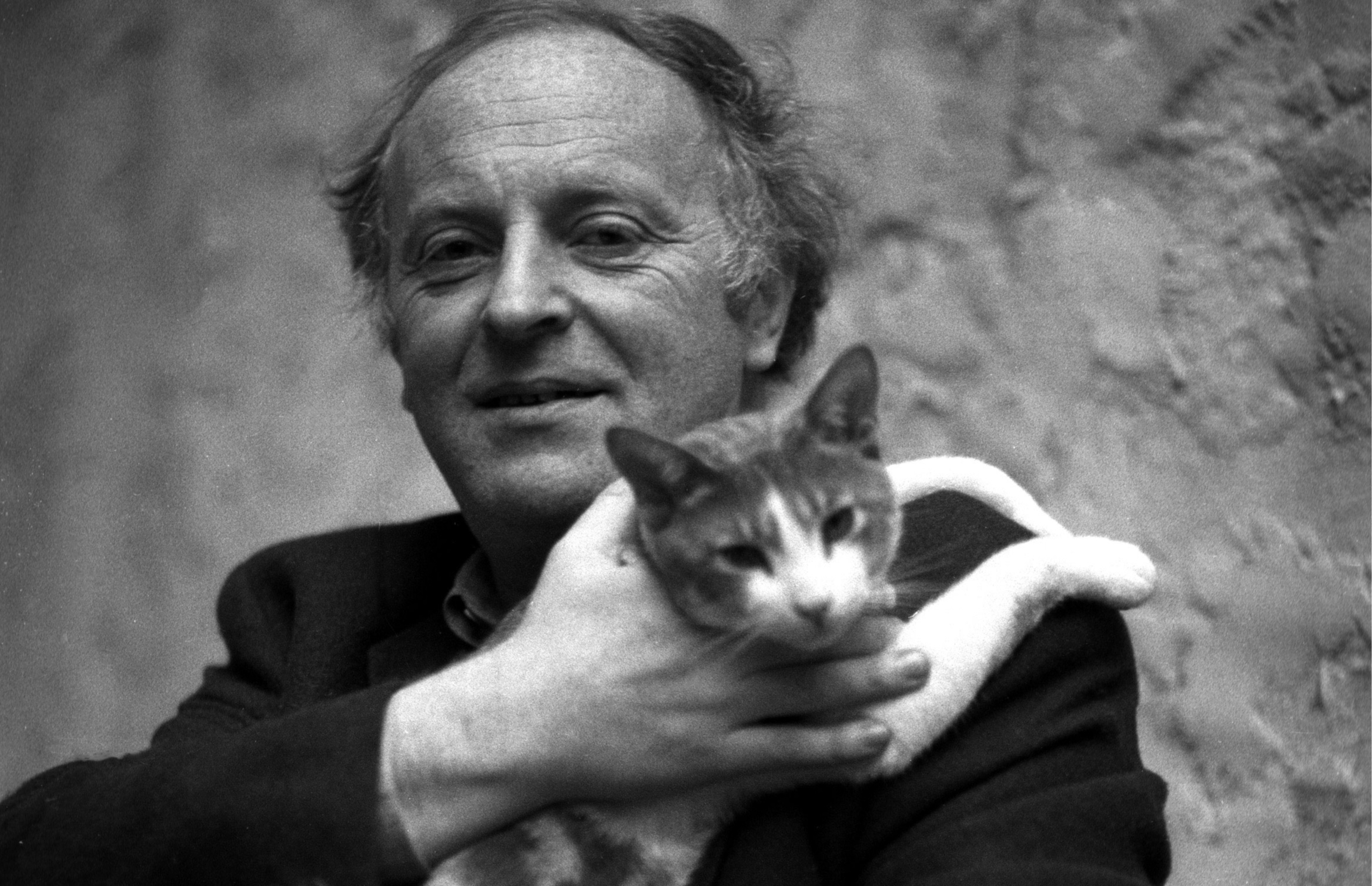 Portrait en noir et blanc de Joseph Brodsky avec un chaton dans les bras.