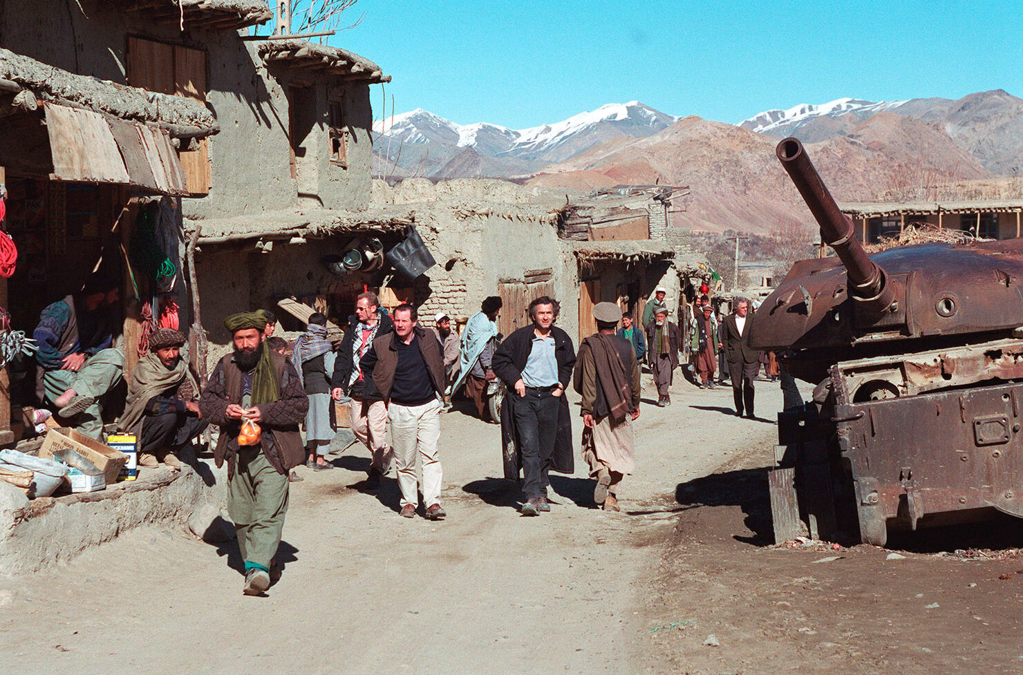 Bernard-Henri Lévy, dans un village sur la route de Bamiyan, aux côtés de Gilles Hertzog (à droite) et de Frédéric Tissot (à gauche). Derrière aux on voit les montagnes du Panjshir.
