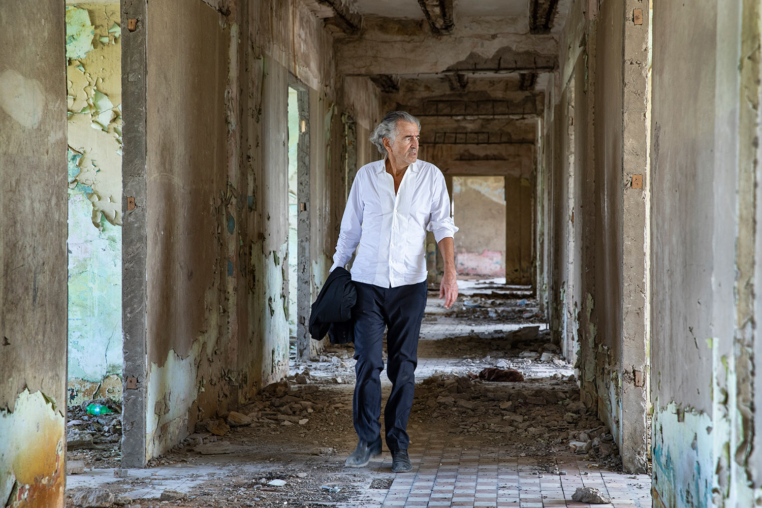 Bernard-Henri Lévy en Somalie à Mogadiscio, il marche dans les ruines du Xooga Hospital.