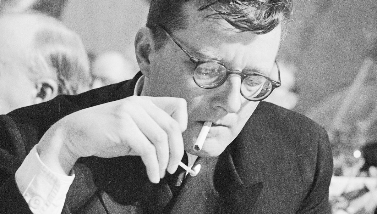 Portrait du compositeur Dmitri Chostakovitch en train de fumer.