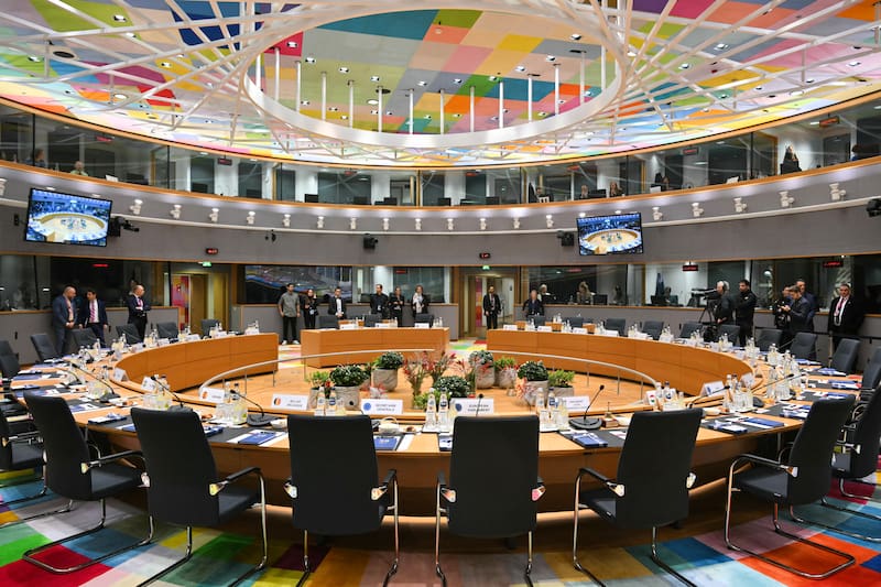 La colorée salle du Conseil européen à Bruxelles, avec ces chaines alignées en cercle.
