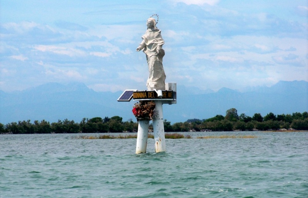 Dans la laguna di Grado, trône la statue de la Madonnina del Mare.