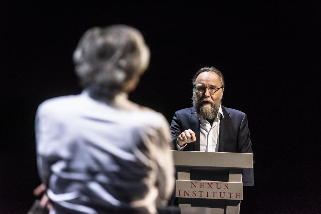 Bernard-Henri Lévy de dos fait face à Alexandre Douguine (de face devant un pupitre).
