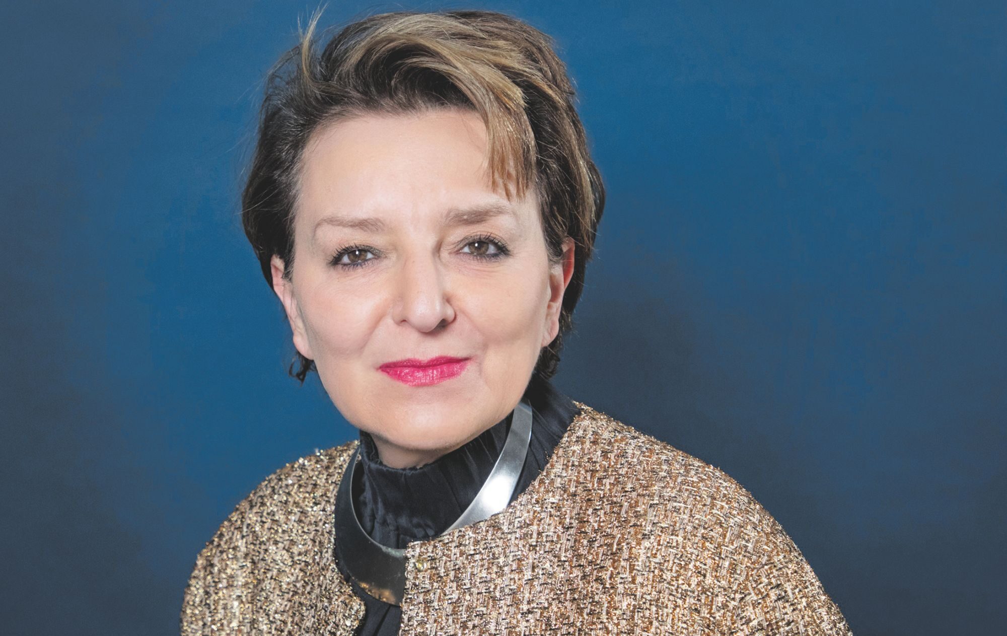 Portait d'Eva Illouz devant un fond bleu.