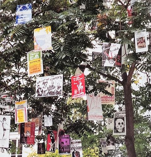 Affiches de théâtre, de cinéma, d’expositions et de conférences de Fernando Arrabal, dans l’arbre centenaire du Paris Art Center.