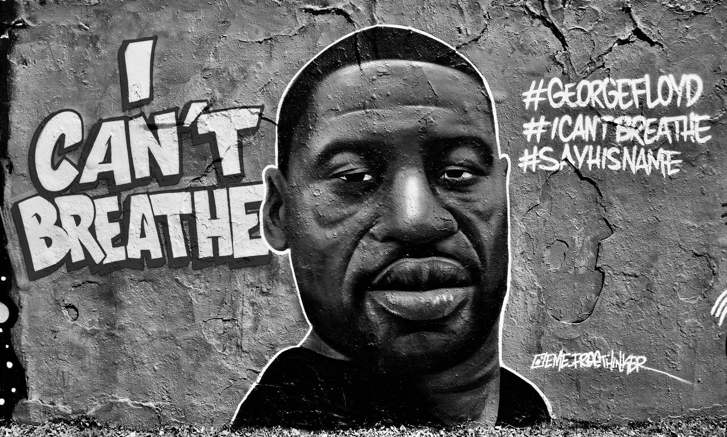 Fresque représentant le portrait de George Floyd à Mauerpark, à Berlin. À gauche du portrait, l’inscription “I can’t breathe” a été ajoutée ; à droite figurent les trois hashtags #GeorgeFloyd, #Icantbreathe et #Sayhisname.