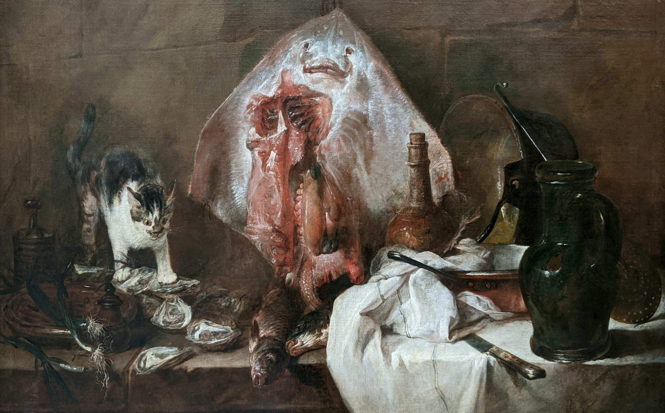 Chardin, « La Raie » (1727), Musée du Louvre. On voit une Raie éventrée, des cruches, une nappe, des poissons et un chat marcher sur des huîtres.