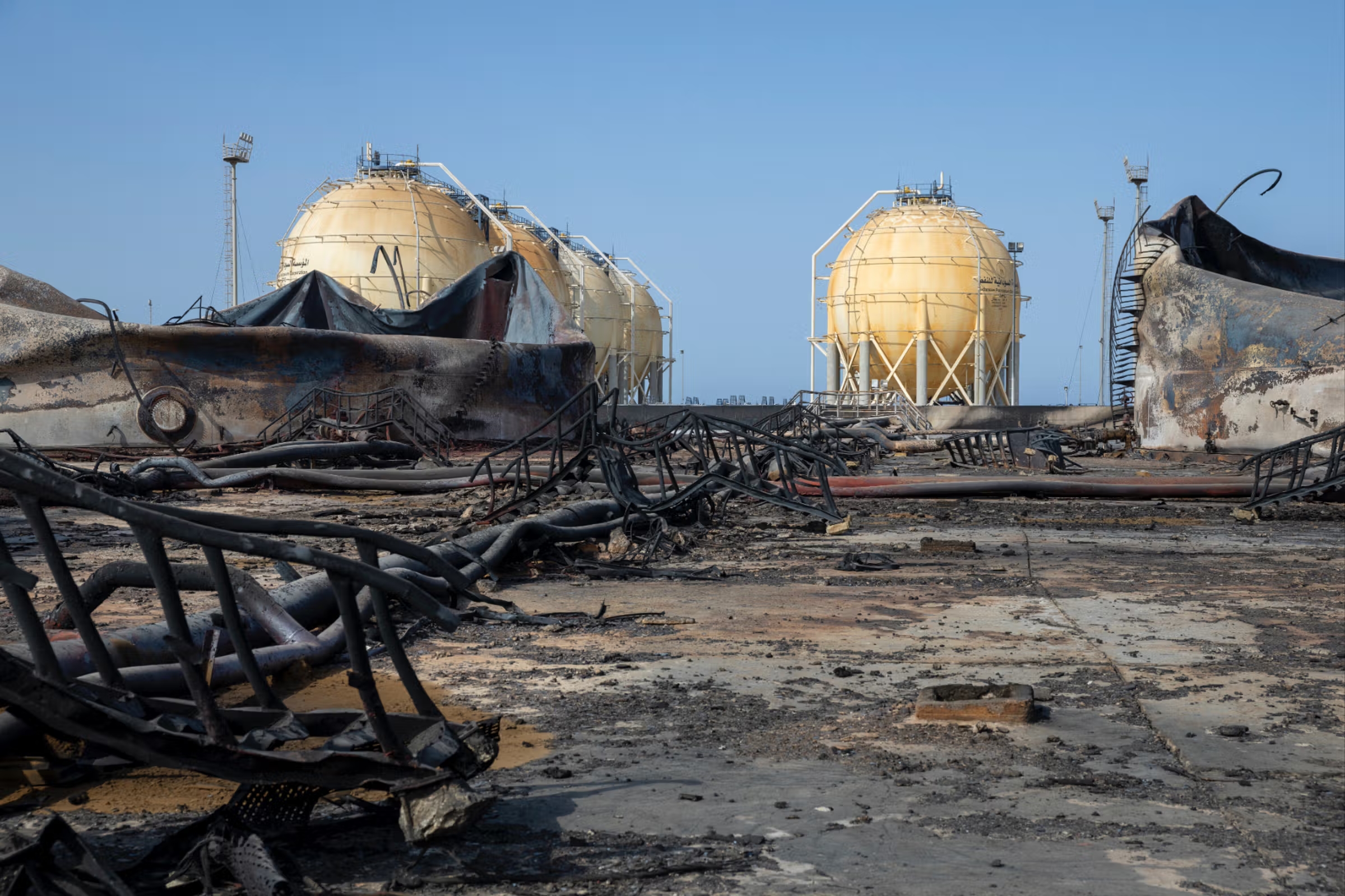 Aéroport de Port-Soudan détruit par des drones, on voit des bâtiments carbonisés.